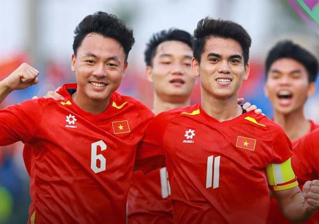 Hình ảnh về quy trình giải quyết tranh chấp tại AW8 Win, với các biểu tượng hỗ trợ khách hàng và công lý